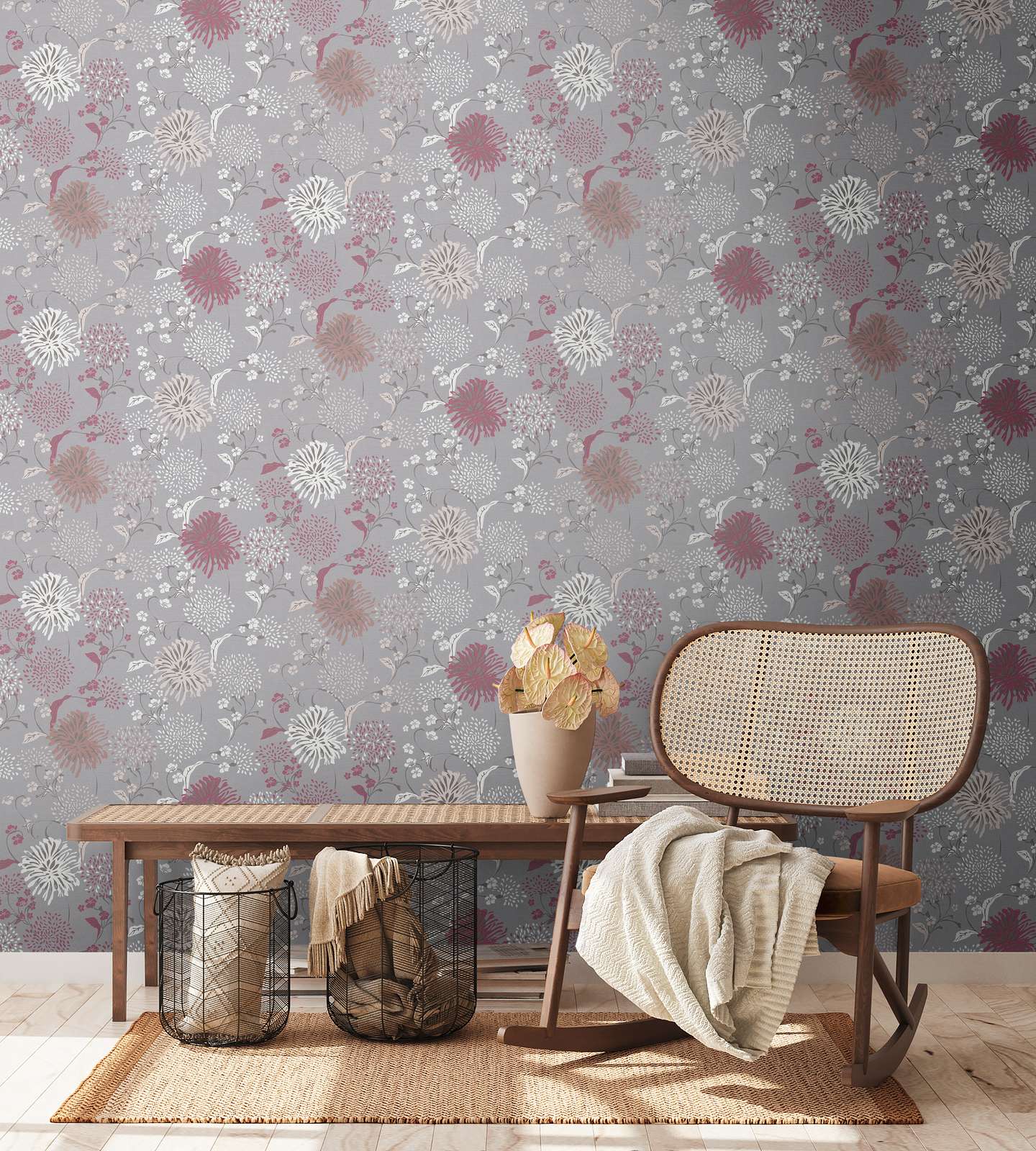 Stilizētas ziedu tapetes pelēkos, sārtos un rozā toņos - istabas interjerā