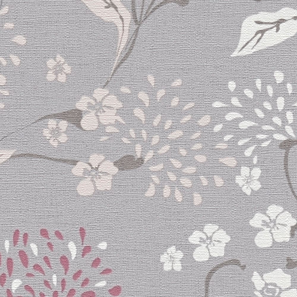 Stilizētas ziedu tapetes pelēkos, sārtos un rozā toņos - kombinācija ar mebelēm