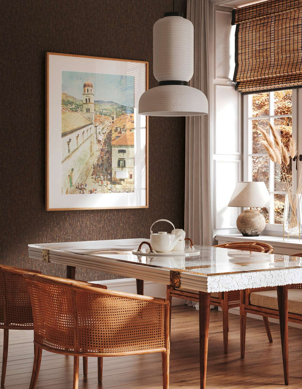 Bronzīgi brūnas tapetes ar smalku tekstilu atgādinošu izskatu - istabas interjerā