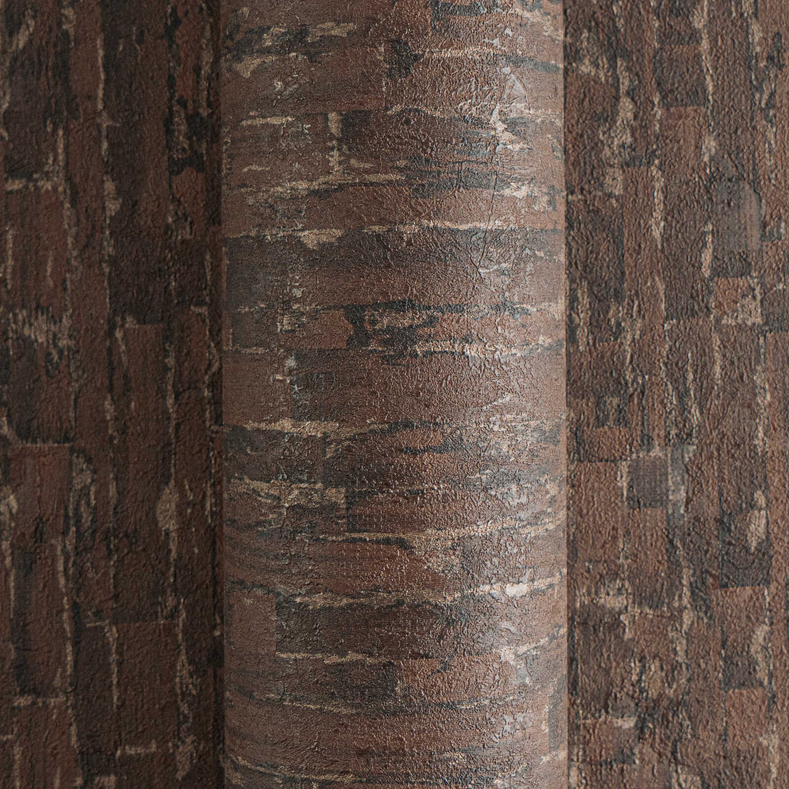 Bronzīgi brūnas tapetes ar smalku tekstilu atgādinošu izskatu - vizualizācija interjerā