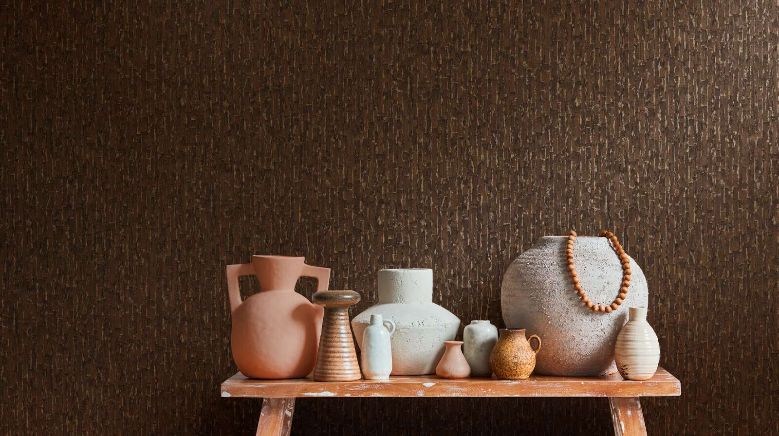 Bronzīgi brūnas tapetes ar smalku tekstilu atgādinošu izskatu - kombinācija ar mebelēm