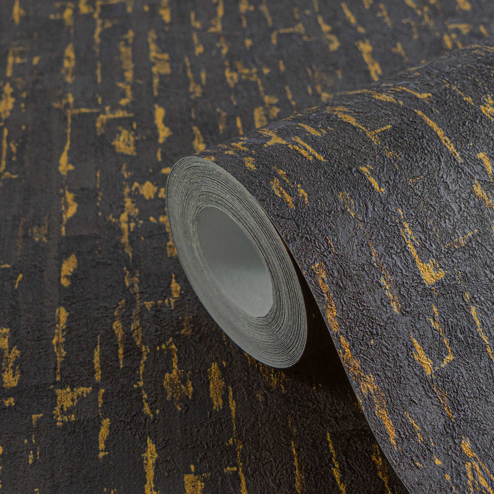 Melni zelta tapetes ar teksturētu auduma efektu un reljefu - vizualizācija interjerā