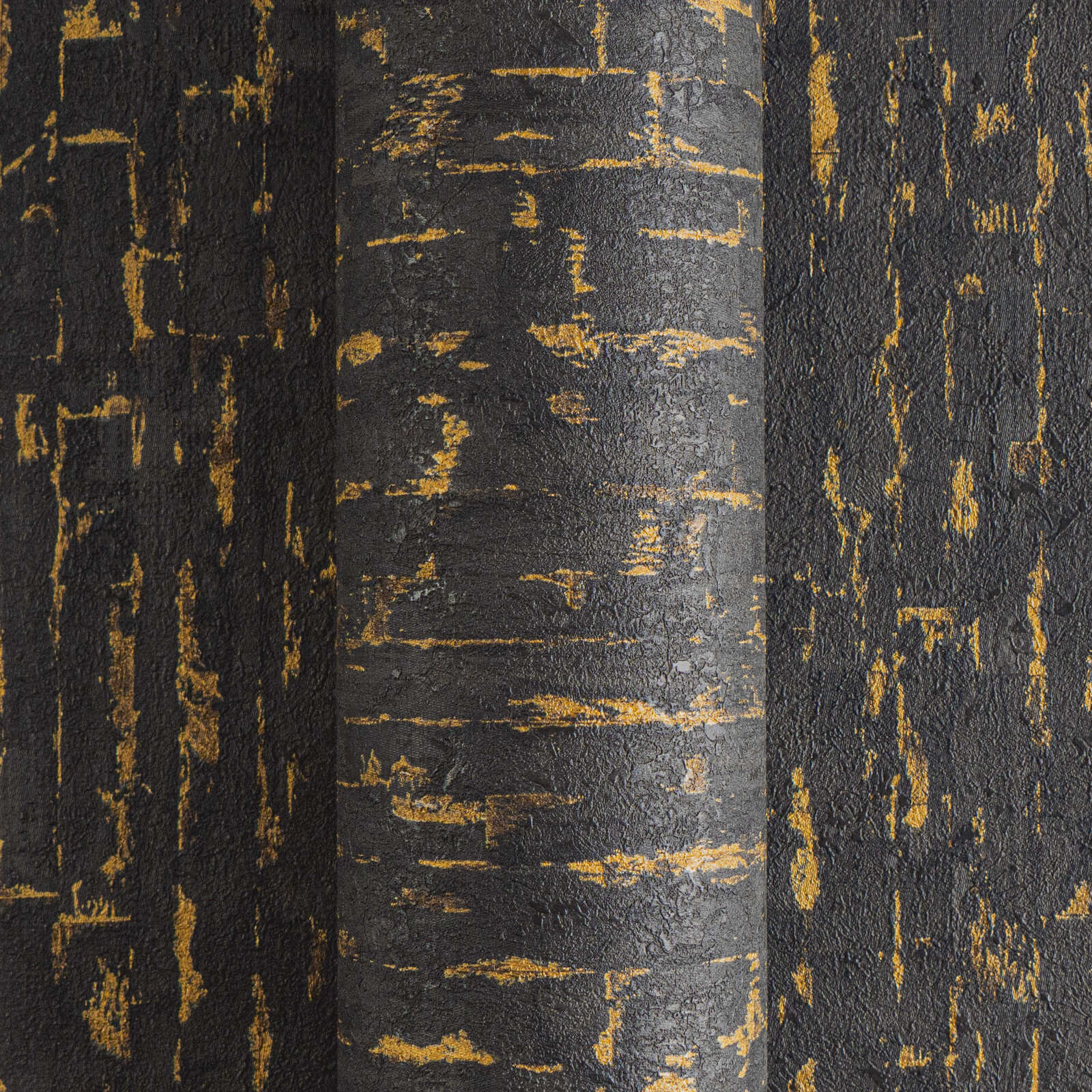 Melni zelta tapetes ar teksturētu auduma efektu un reljefu - kombinācija ar mebelēm