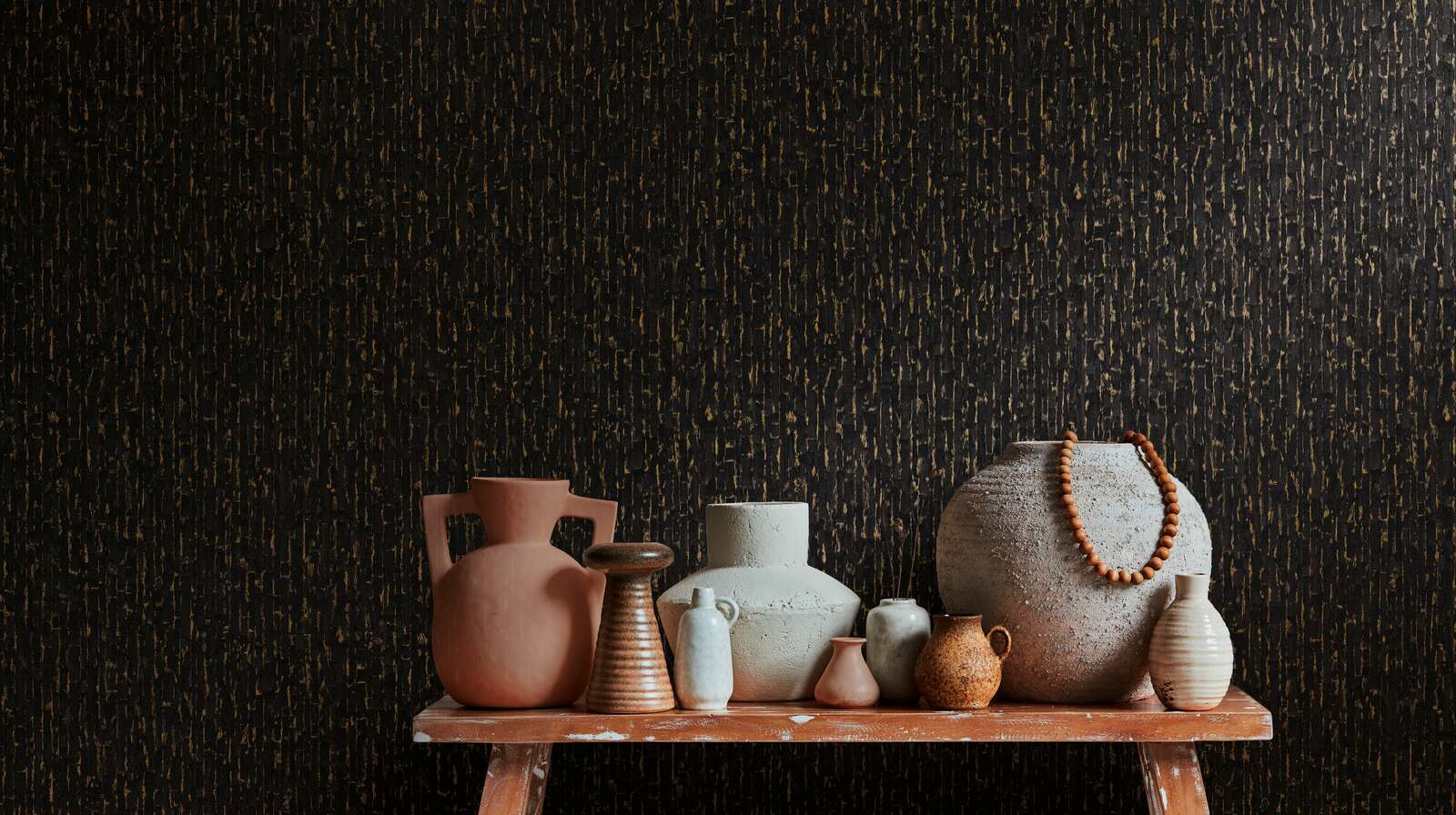 Melni zelta tapetes ar teksturētu auduma efektu un reljefu - idejas interjerām