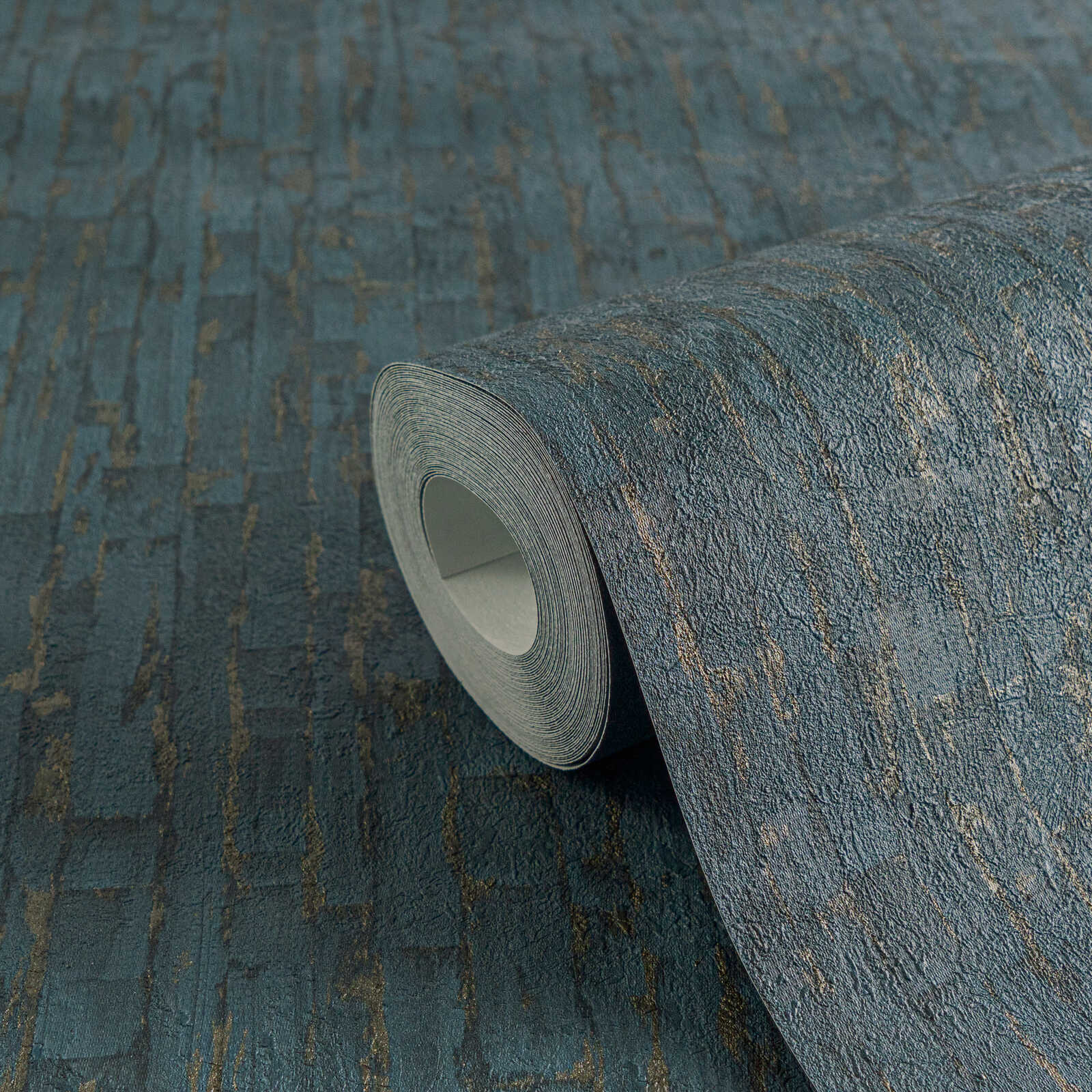 Zilzeltainas tapetes ar audumam līdzīgu virsmu un smalku reljefu - viesistabas interjerā