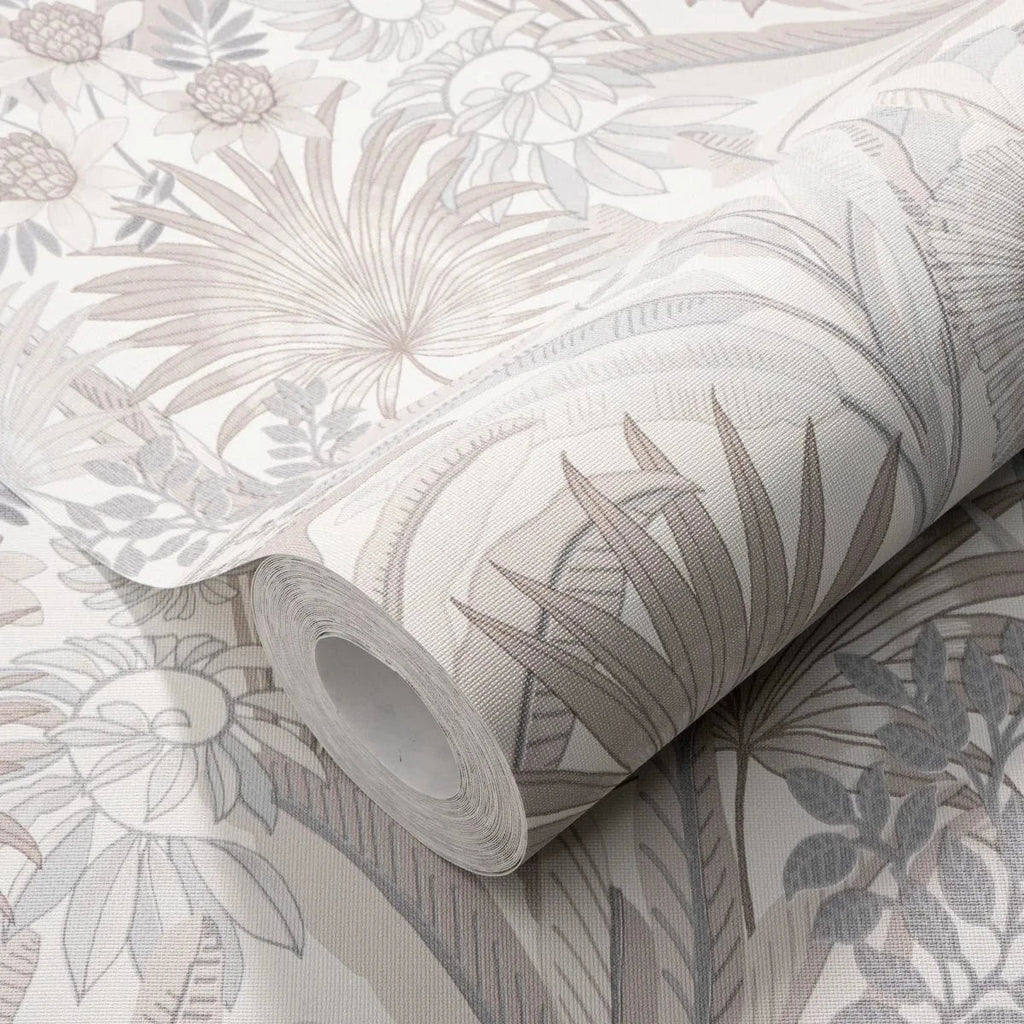 Tropu ziedu dizaina tapetes taupe un gaiši pelēkā krāsā uz balta pamata – 3755232, 🚀