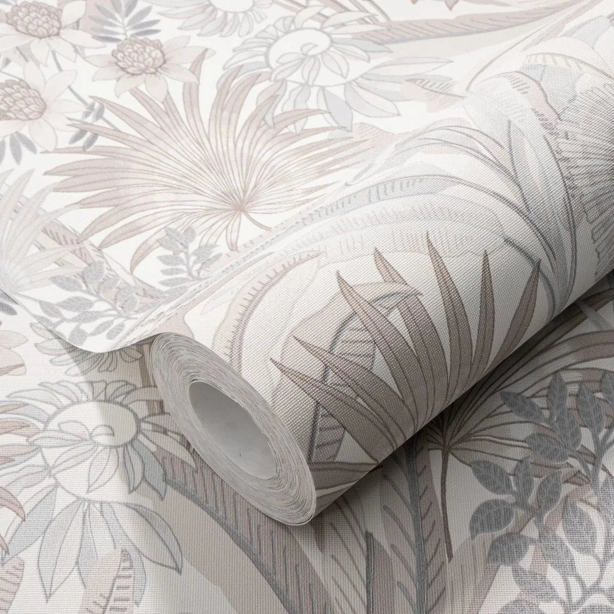 Tropu ziedu dizaina tapetes taupe un gaiši pelēkā krāsā uz balta pamata – 3755232, 🚀