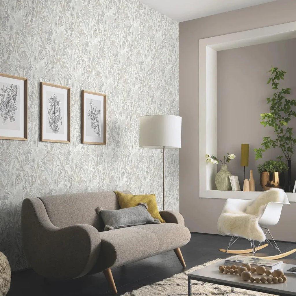 Tropu ziedu dizaina tapetes taupe un gaiši pelēkā krāsā uz balta pamata – 3755232, 🚀