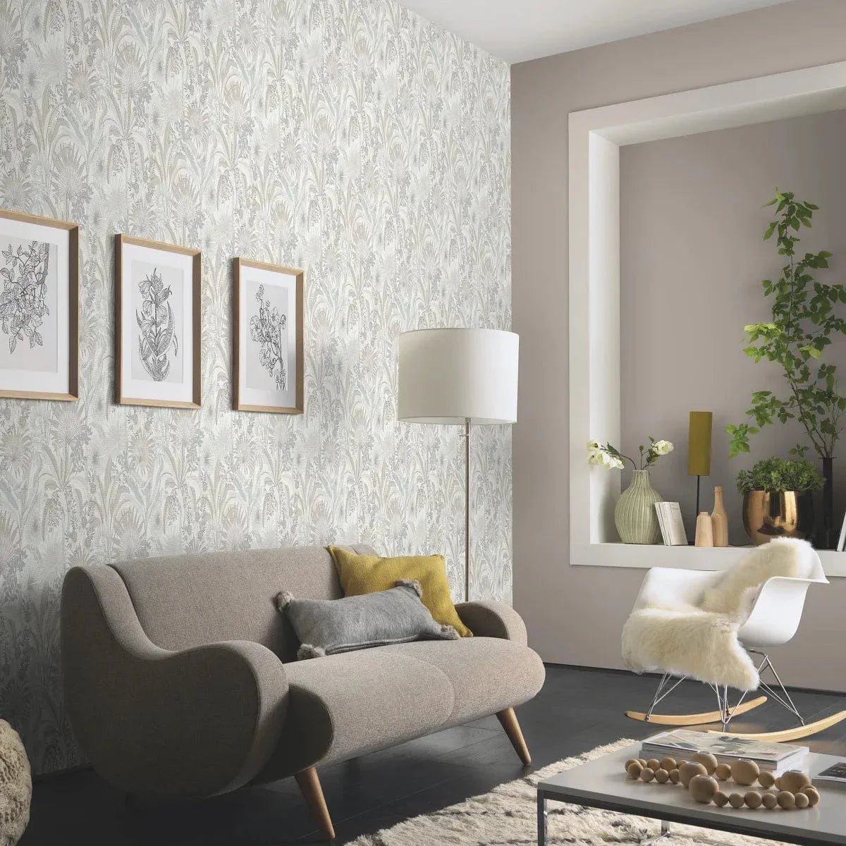 Tropu ziedu dizaina tapetes taupe un gaiši pelēkā krāsā uz balta pamata – 3755232, 🚀