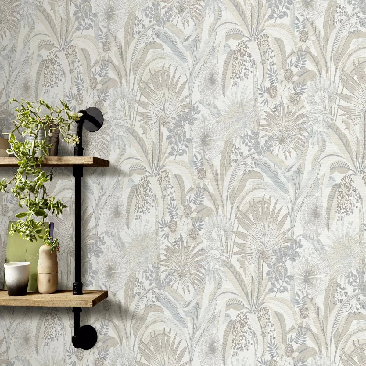 Tropu ziedu dizaina tapetes taupe un gaiši pelēkā krāsā uz balta pamata – 3755232, 🚀