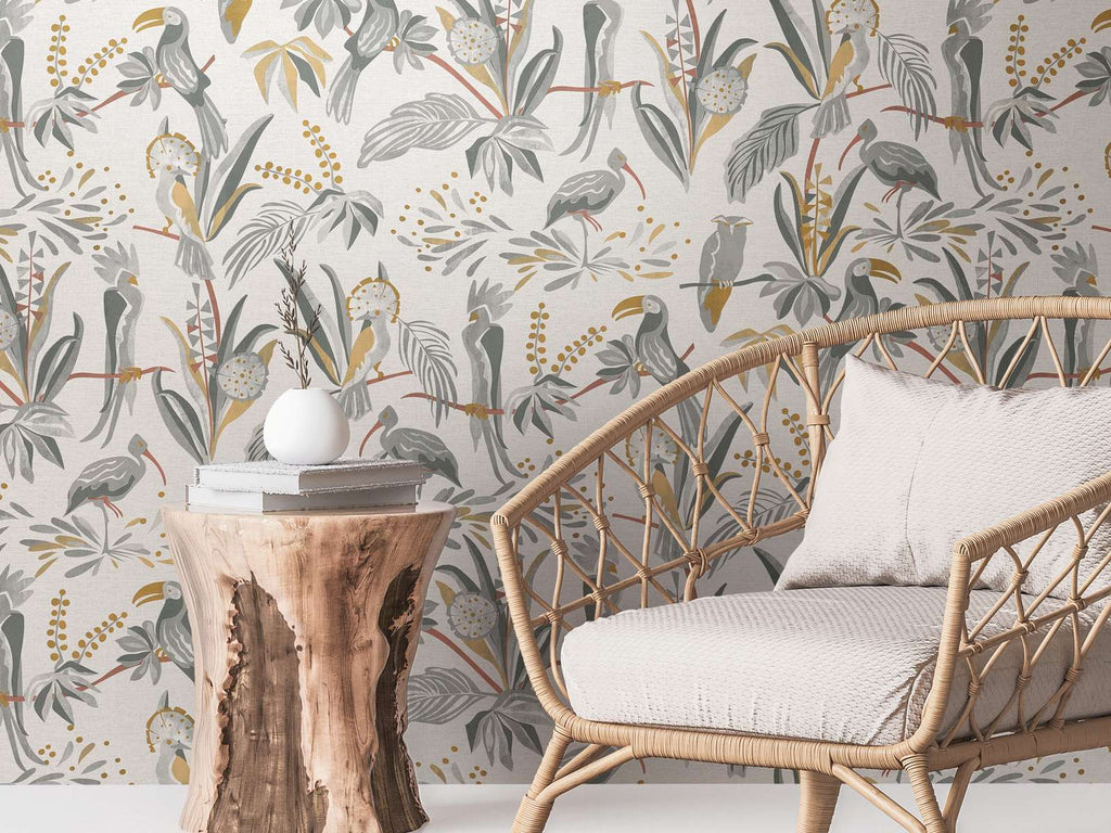 Gaiši pelēkas tapetes ar tropu augu un putnu motīvu lina efektā - idejas interjerām
