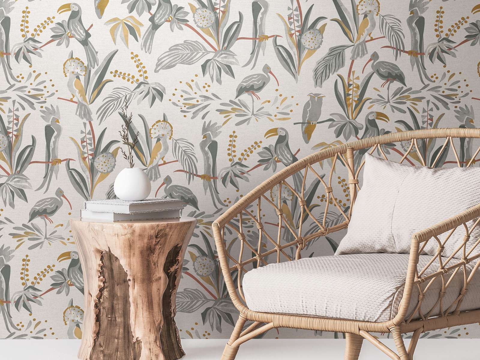 Gaiši pelēkas tapetes ar tropu augu un putnu motīvu lina efektā - idejas interjerām