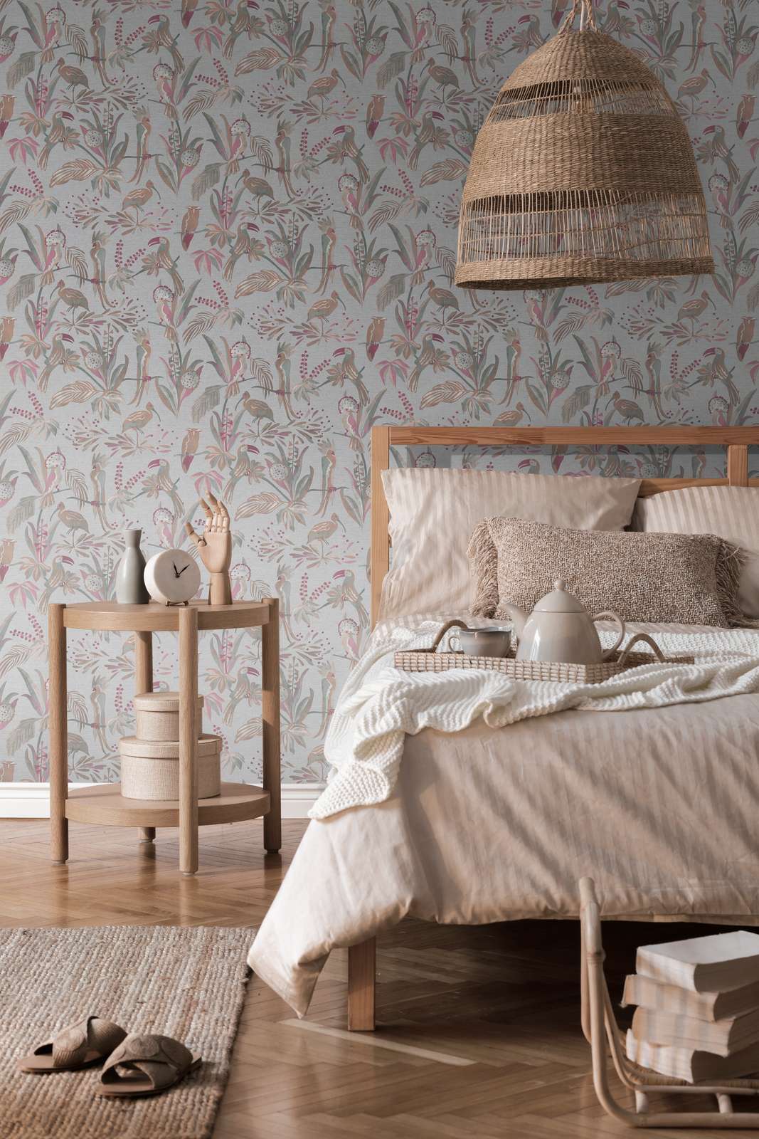 Tropisko augu un putnu tapetes lina tekstūrā pelēkbrūnā tonī - idejas interjerām