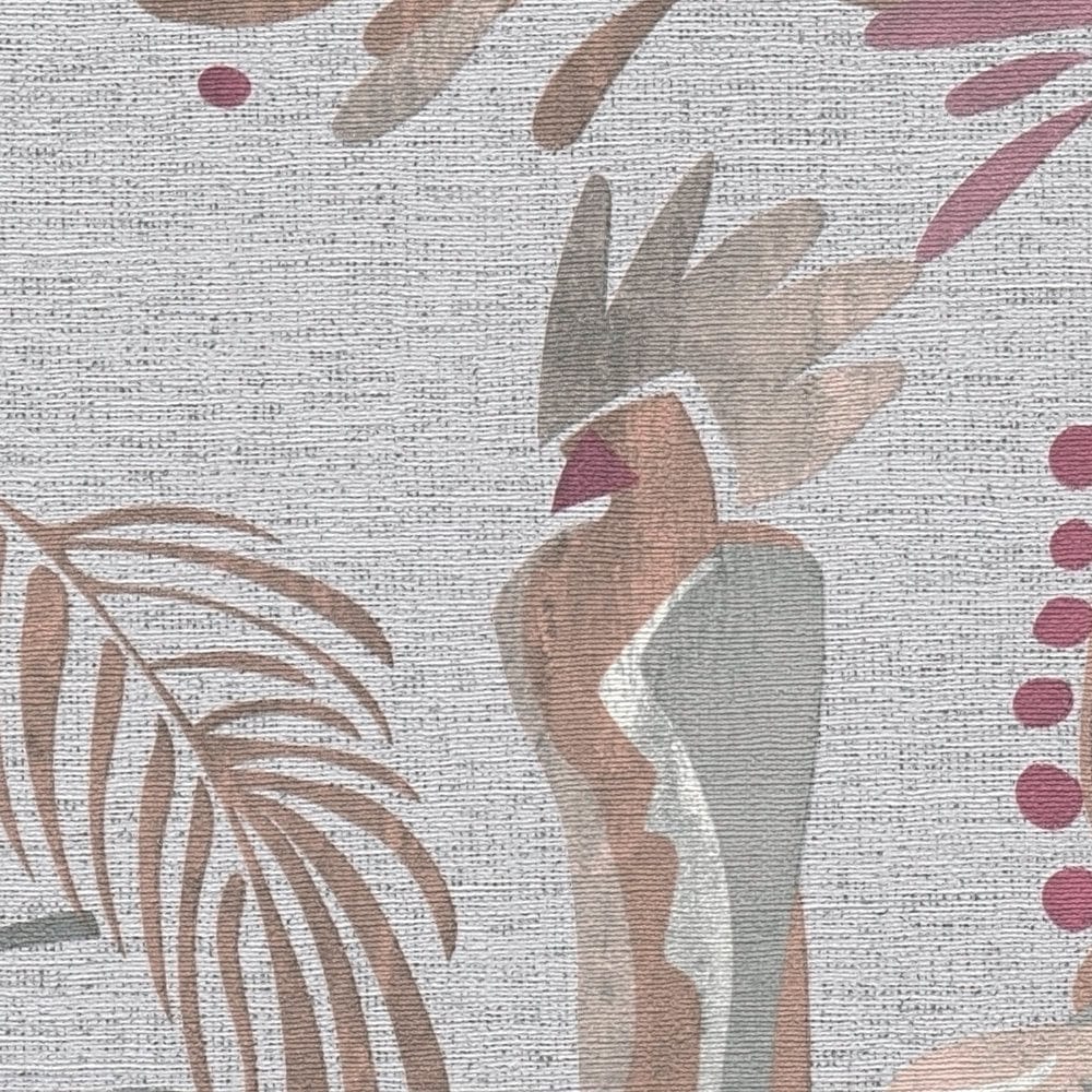 Tropisko augu un putnu tapetes lina tekstūrā pelēkbrūnā tonī - viesistabas interjerā