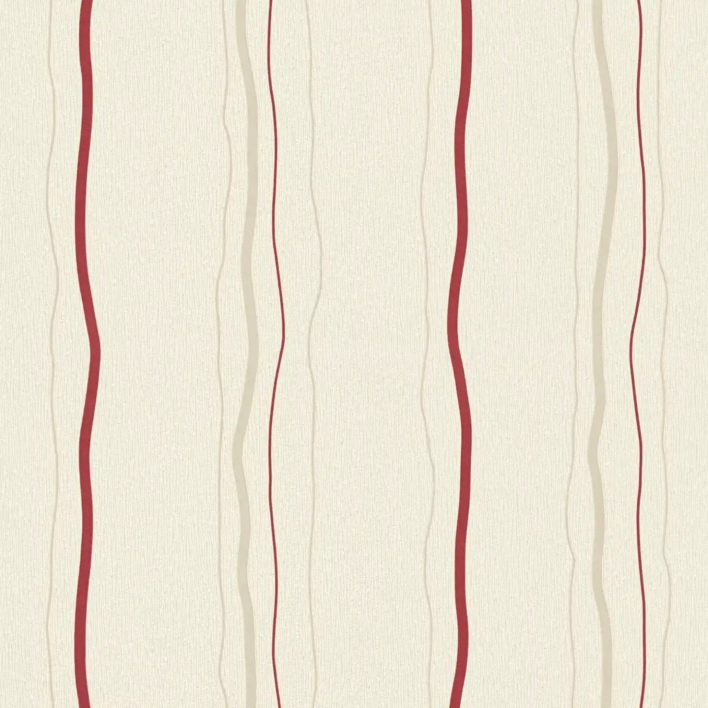 Krēmkrāsas tapetes ar sarkanām svītrām vizuālam sienu pagarinājumam