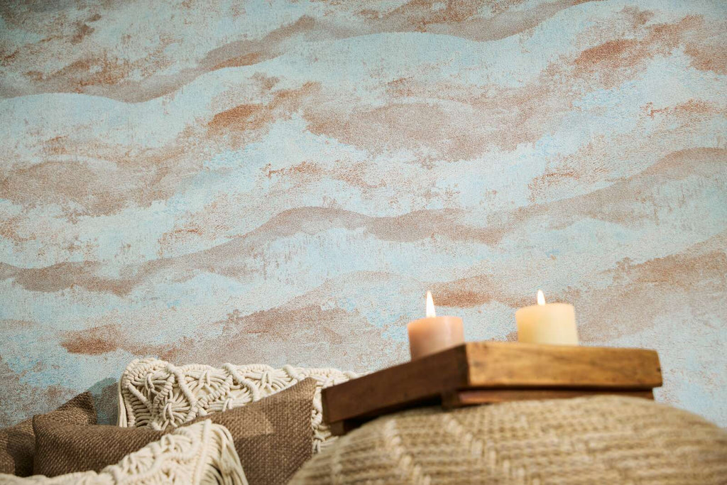 Tirkīza un bronzas tapetes ar viļņotu tekstila faktūru - guļamistabas interjerā