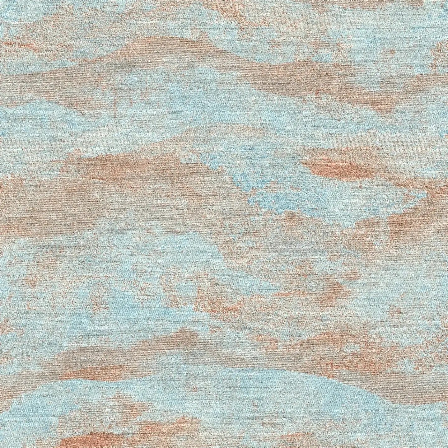 Tirkīza un bronzas tapetes ar viļņotu tekstila faktūru - viesistabas interjerā