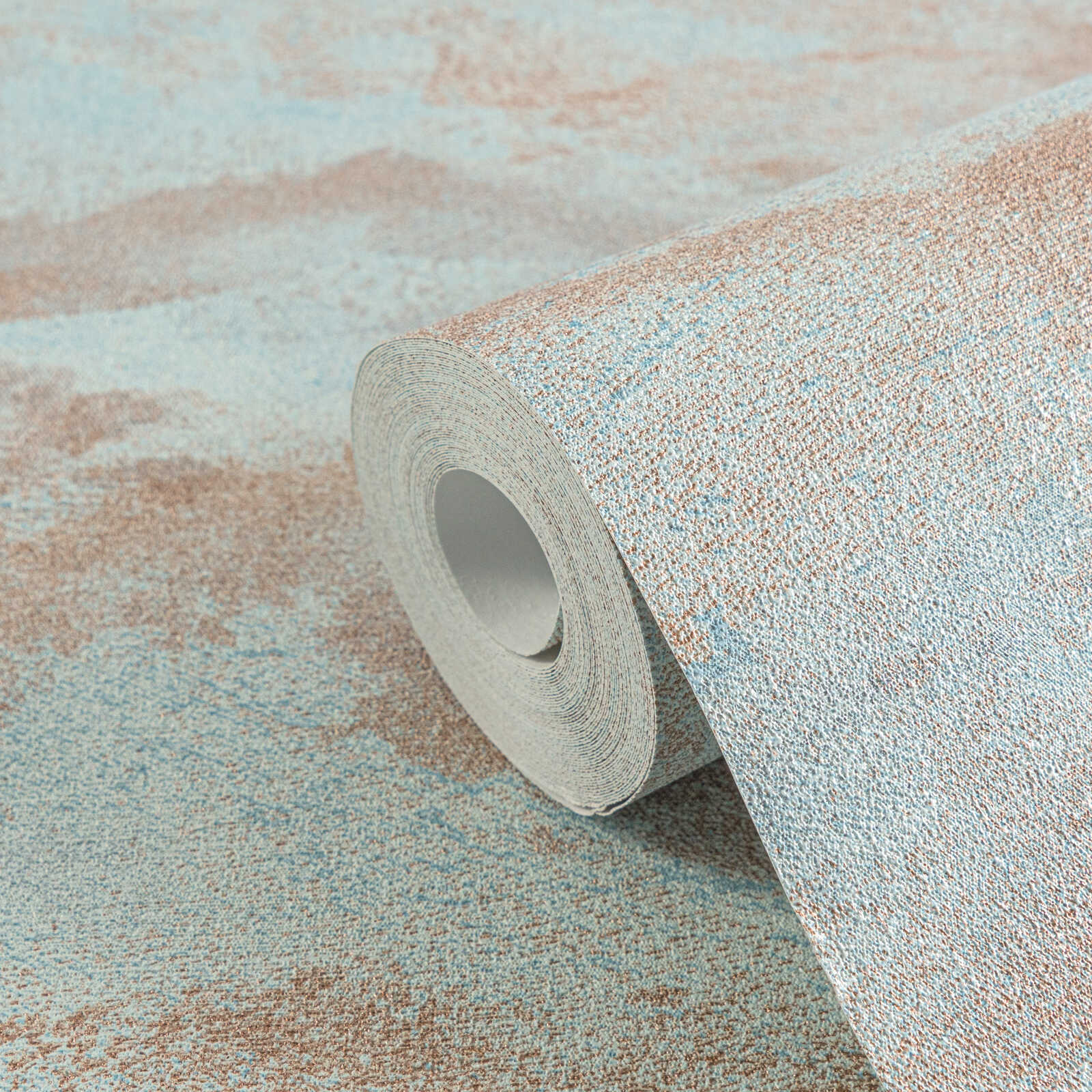 Tirkīza un bronzas tapetes ar viļņotu tekstila faktūru - kombinācija ar mebelēm