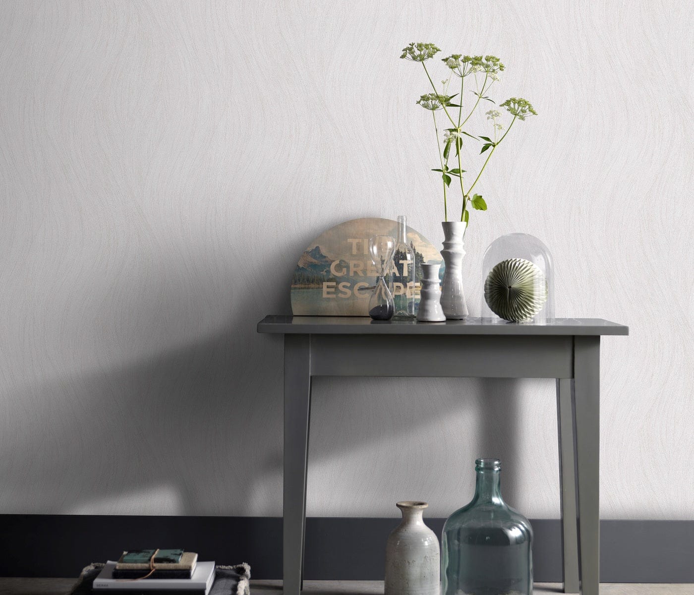 Gaiši pelēkas tapetes ar viļņotu dizainu telpai ar elegantu efektu, 3737025, galerija 2