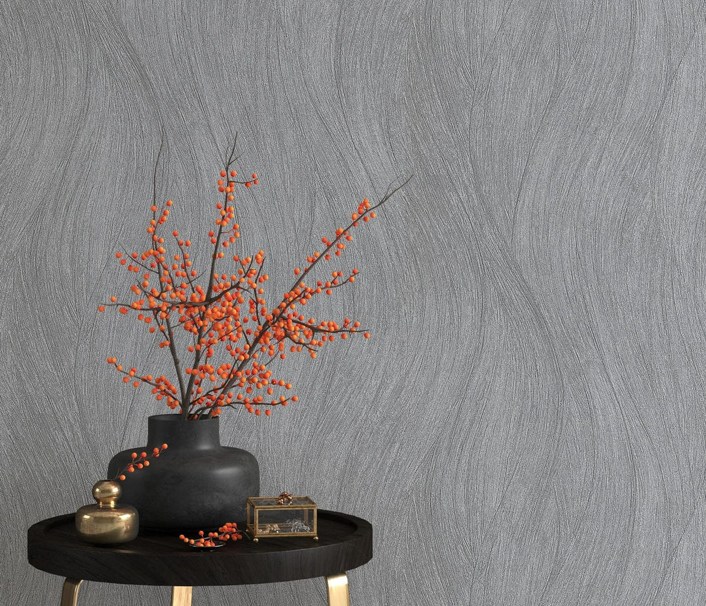 Tumši pelēkas tapetes ar viļņotu dizainu elegances un dziļuma piešķiršanai telpā, 3737103, galerija 2