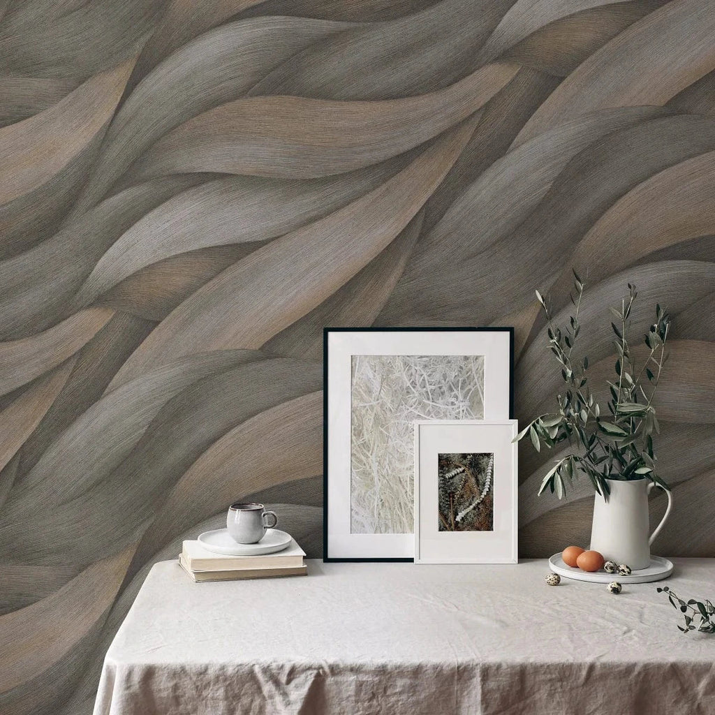 Brūnas viļņveida tapetes – silts un mājīgs interjera piemērs  