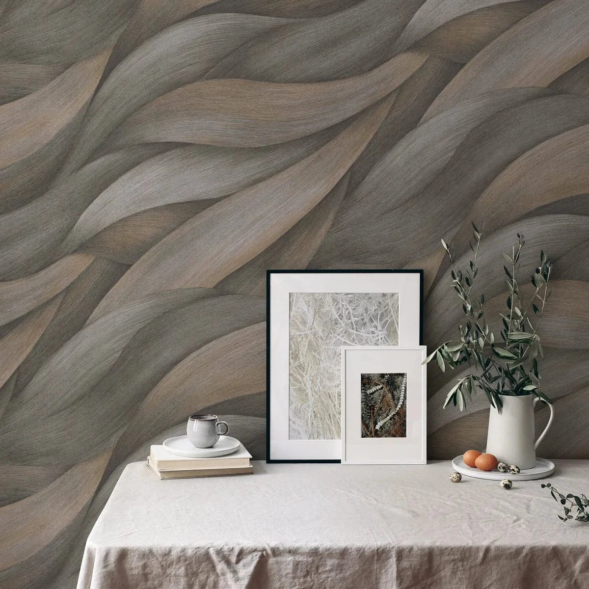 Brūnas viļņveida tapetes – silts un mājīgs interjera piemērs  