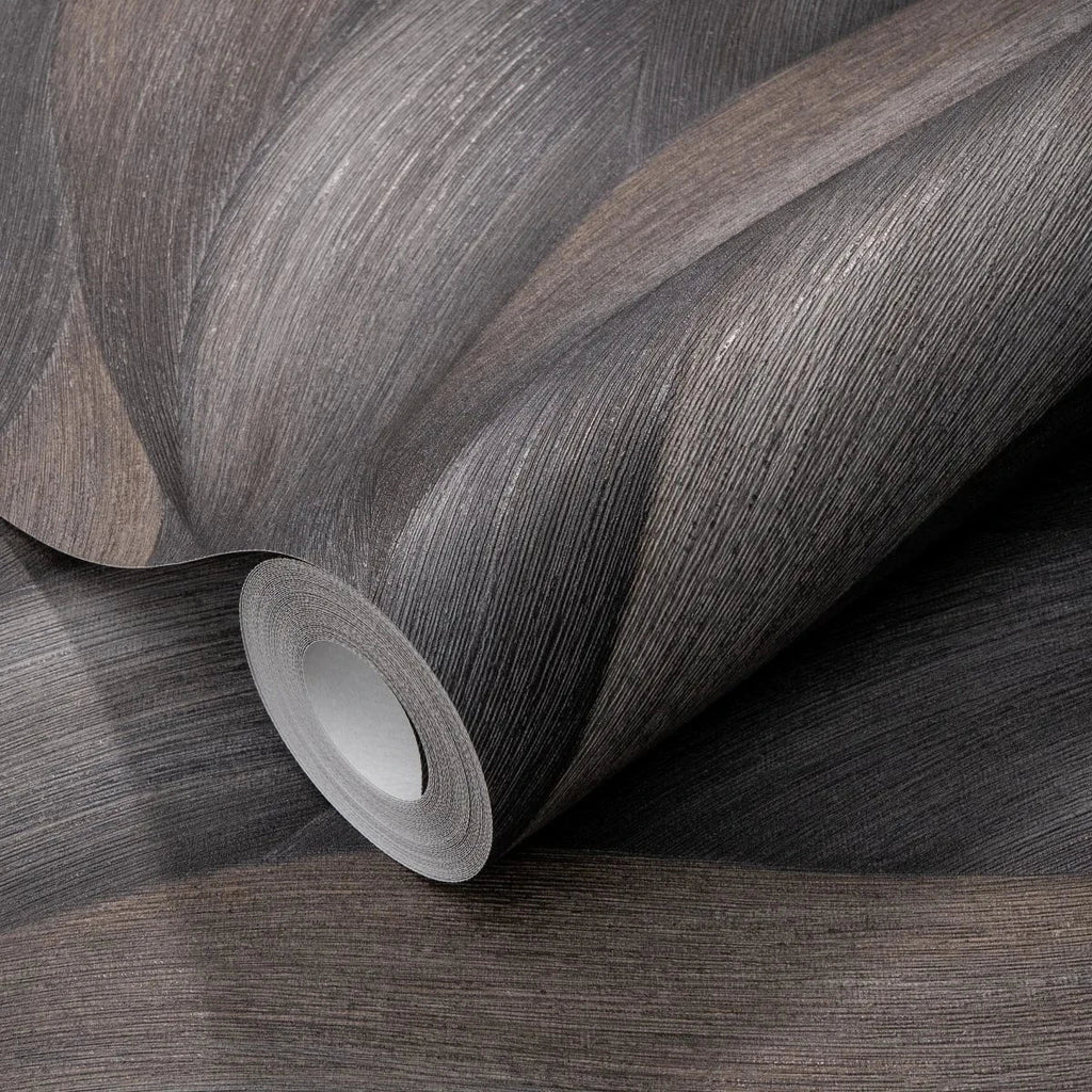 Brūnas viļņveida tapetes – silts un mājīgs interjera piemērs  