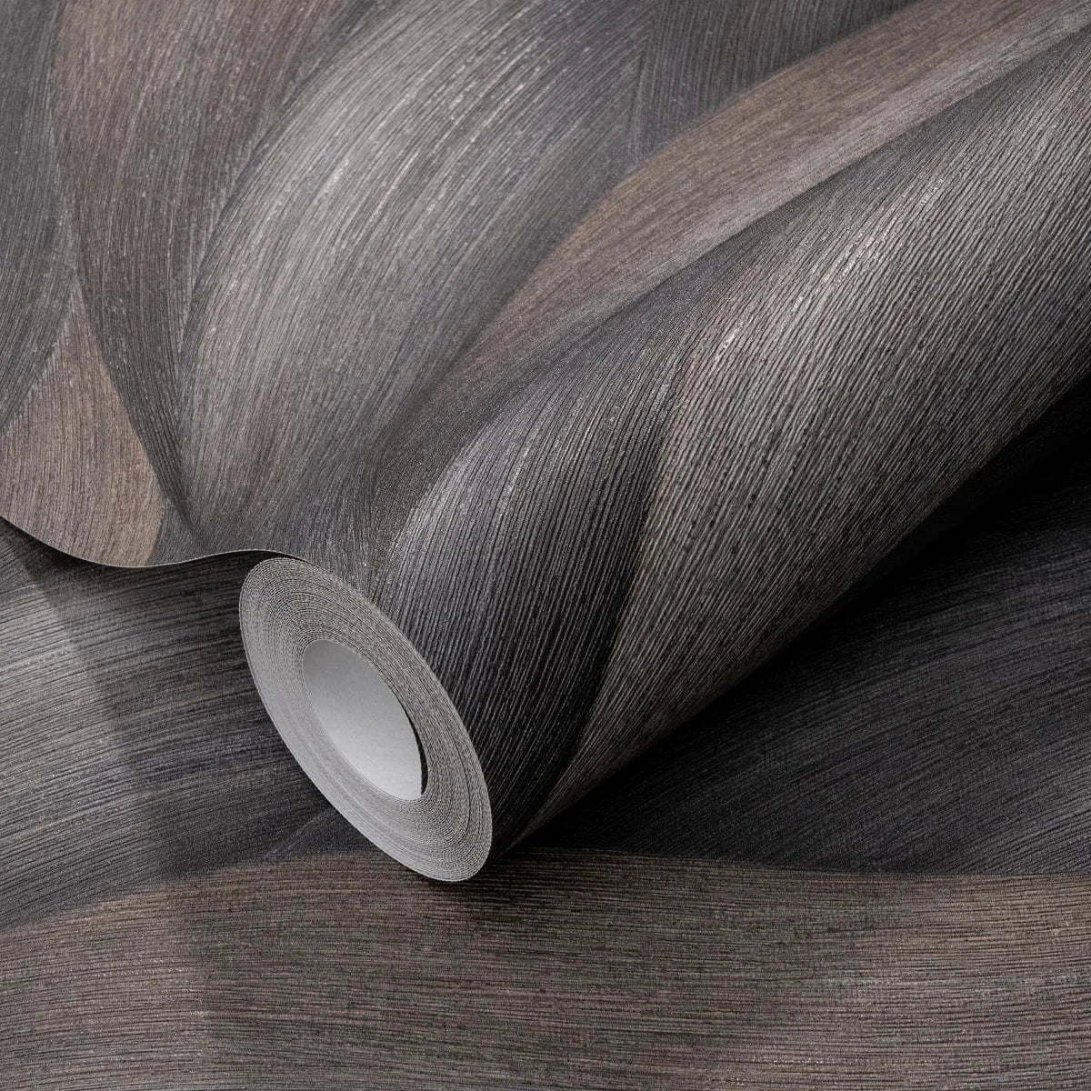 Brūnas viļņveida tapetes – silts un mājīgs interjera piemērs  