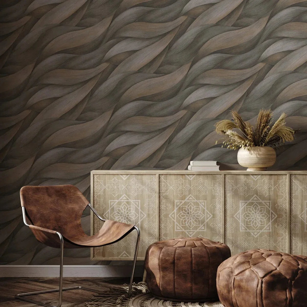 Brūnas viļņveida tapetes – silts un mājīgs interjera piemērs  