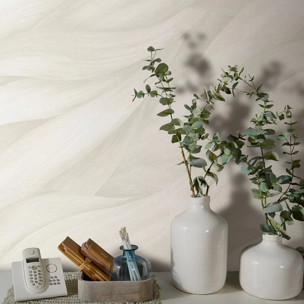 Viļņveida raksta tapetes gaišos toņos – moderns sienas akcents interjerā  