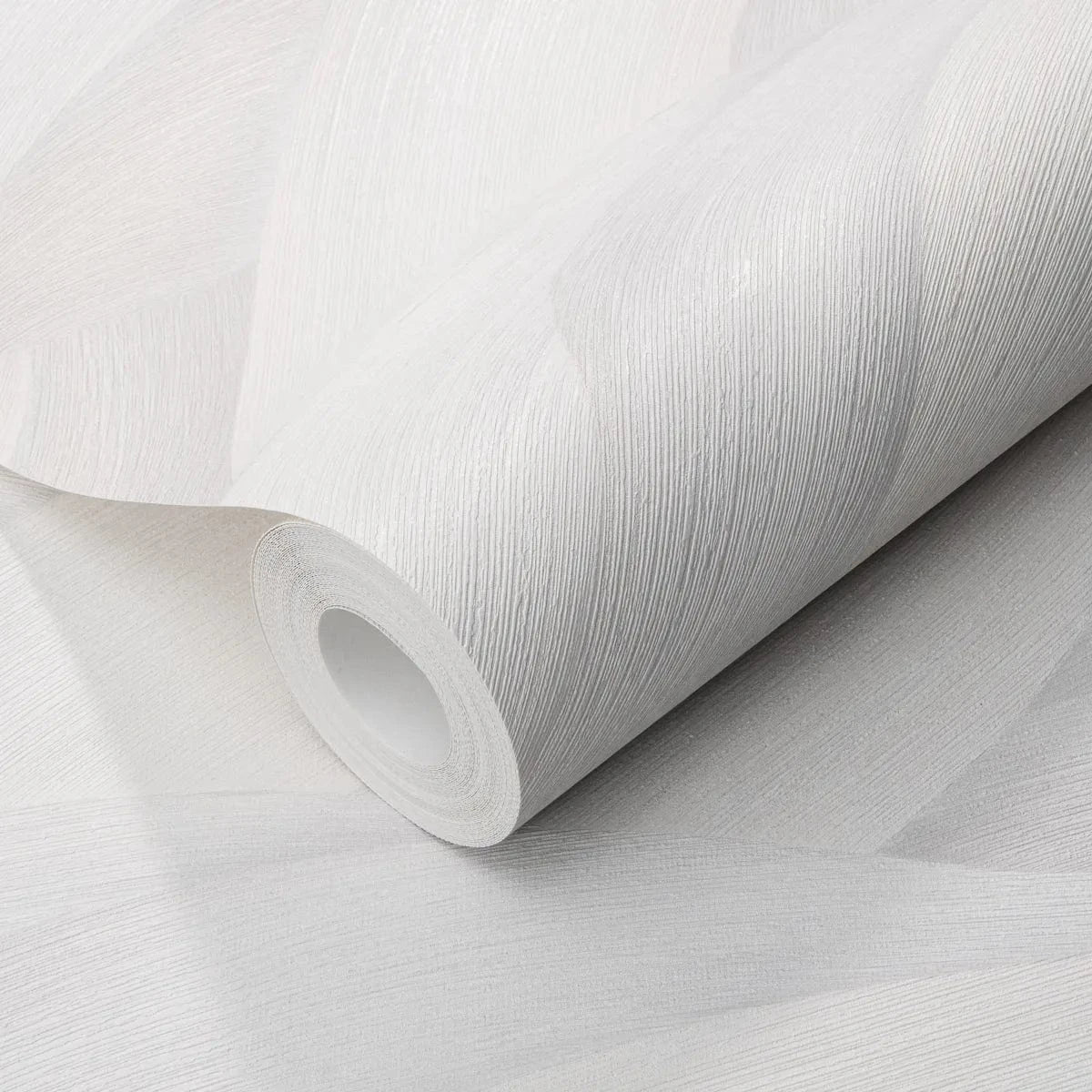 Viļņveida raksta tapetes gaišos toņos – moderns sienas akcents interjerā  