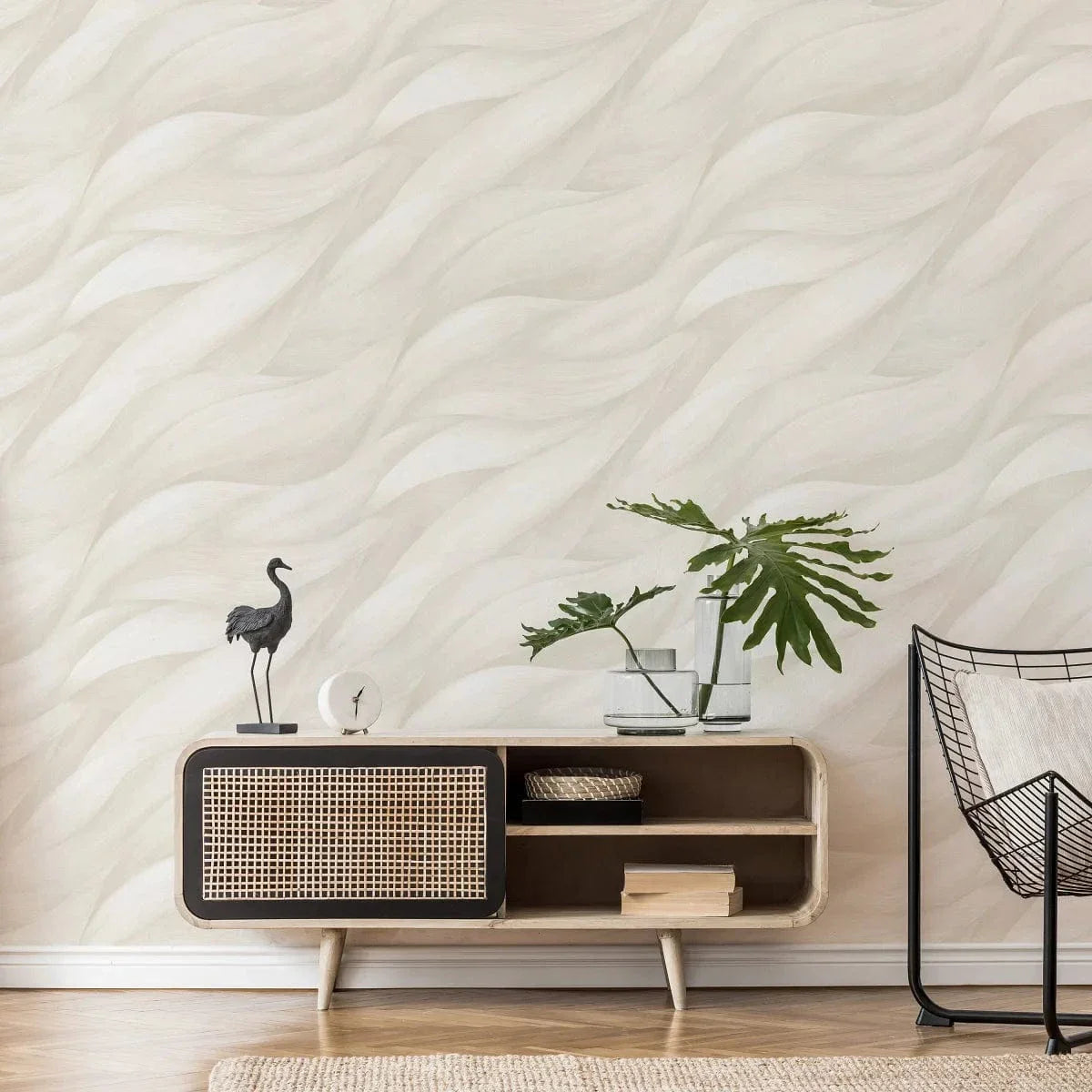 Viļņveida raksta tapetes gaišos toņos – moderns sienas akcents interjerā  