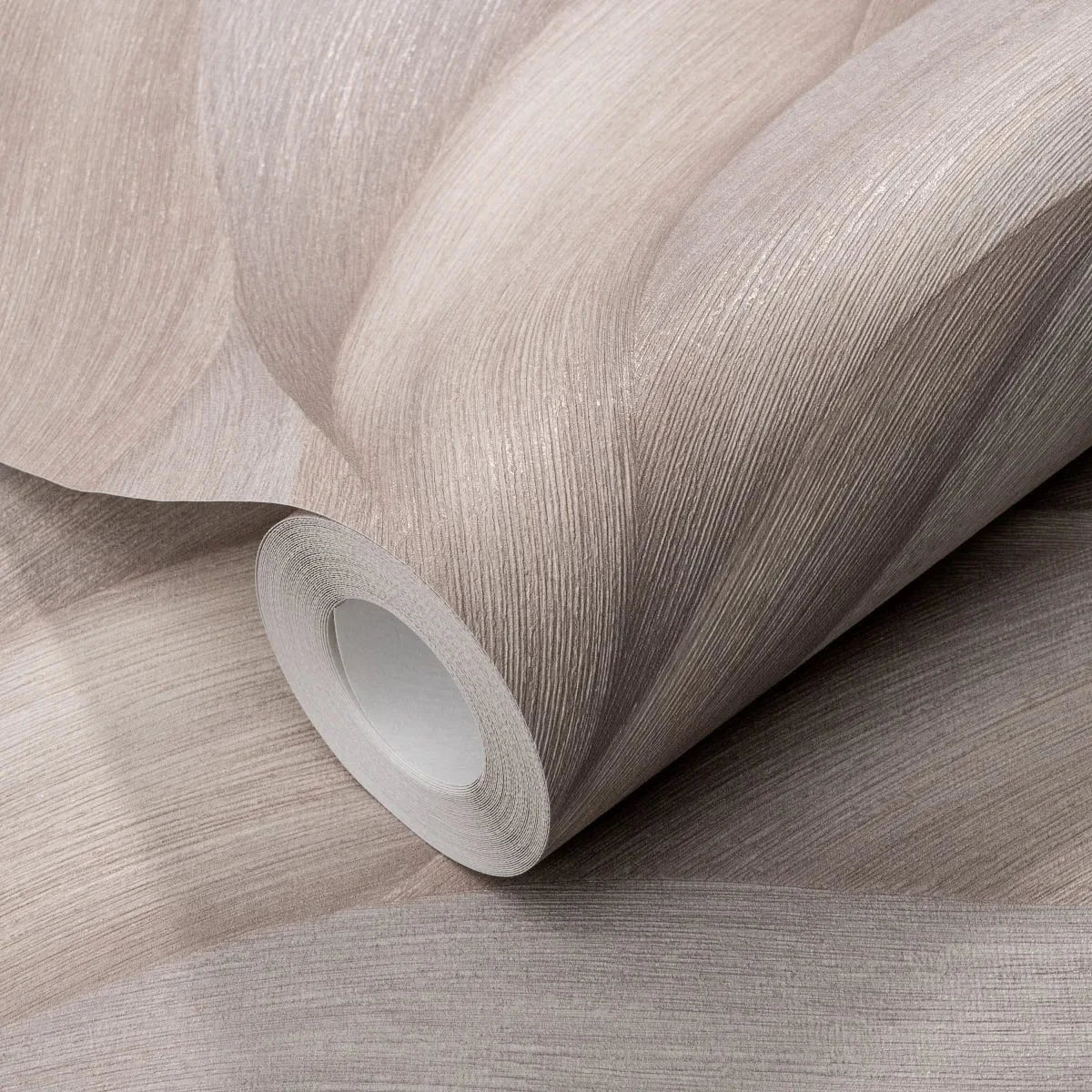 Taupe un bēšas viļņveida tapetes – stilīgs sienas dizains modernām telpām  