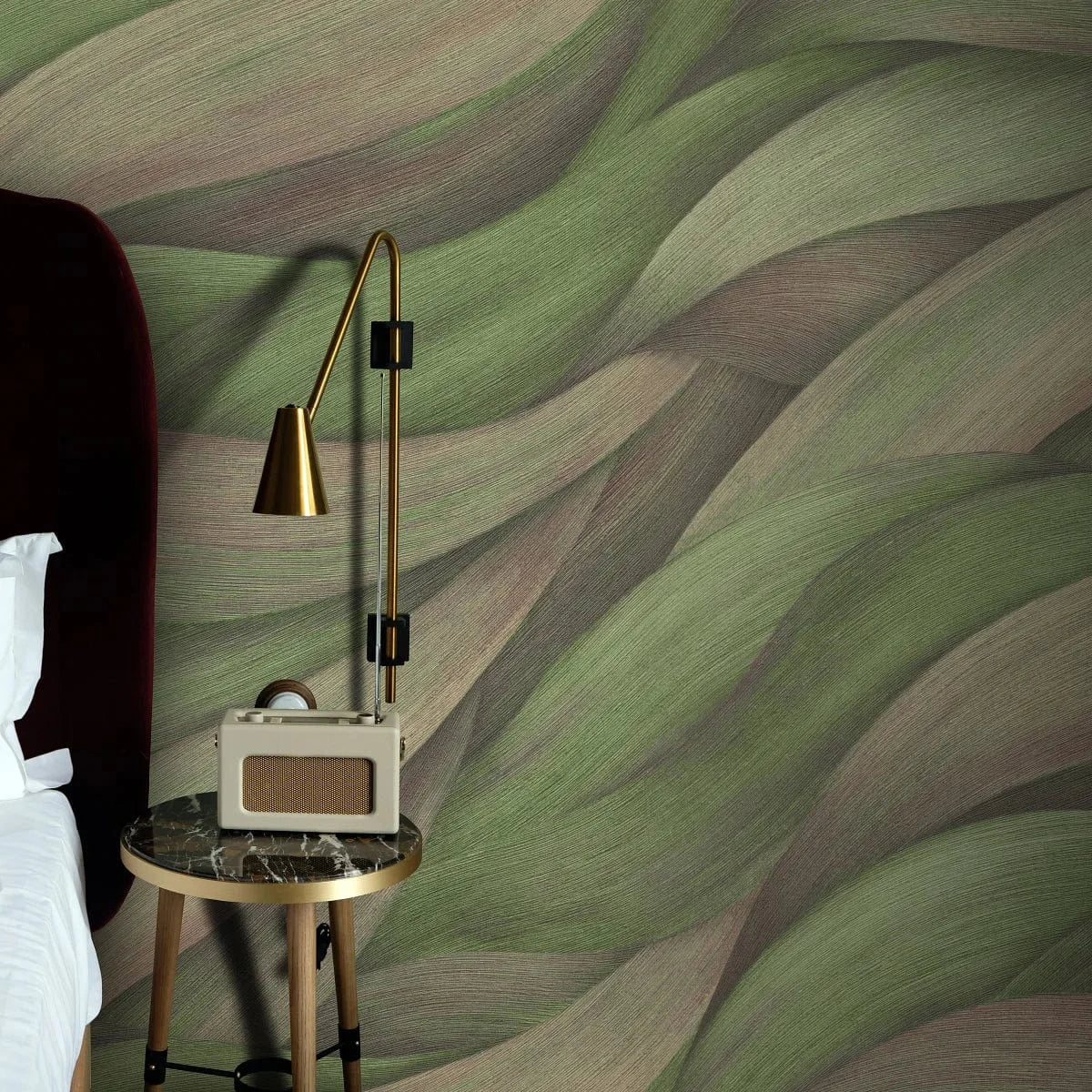 Zaļas viļņveida tapetes – dabisks un atsvaidzinošs interjera akcents  