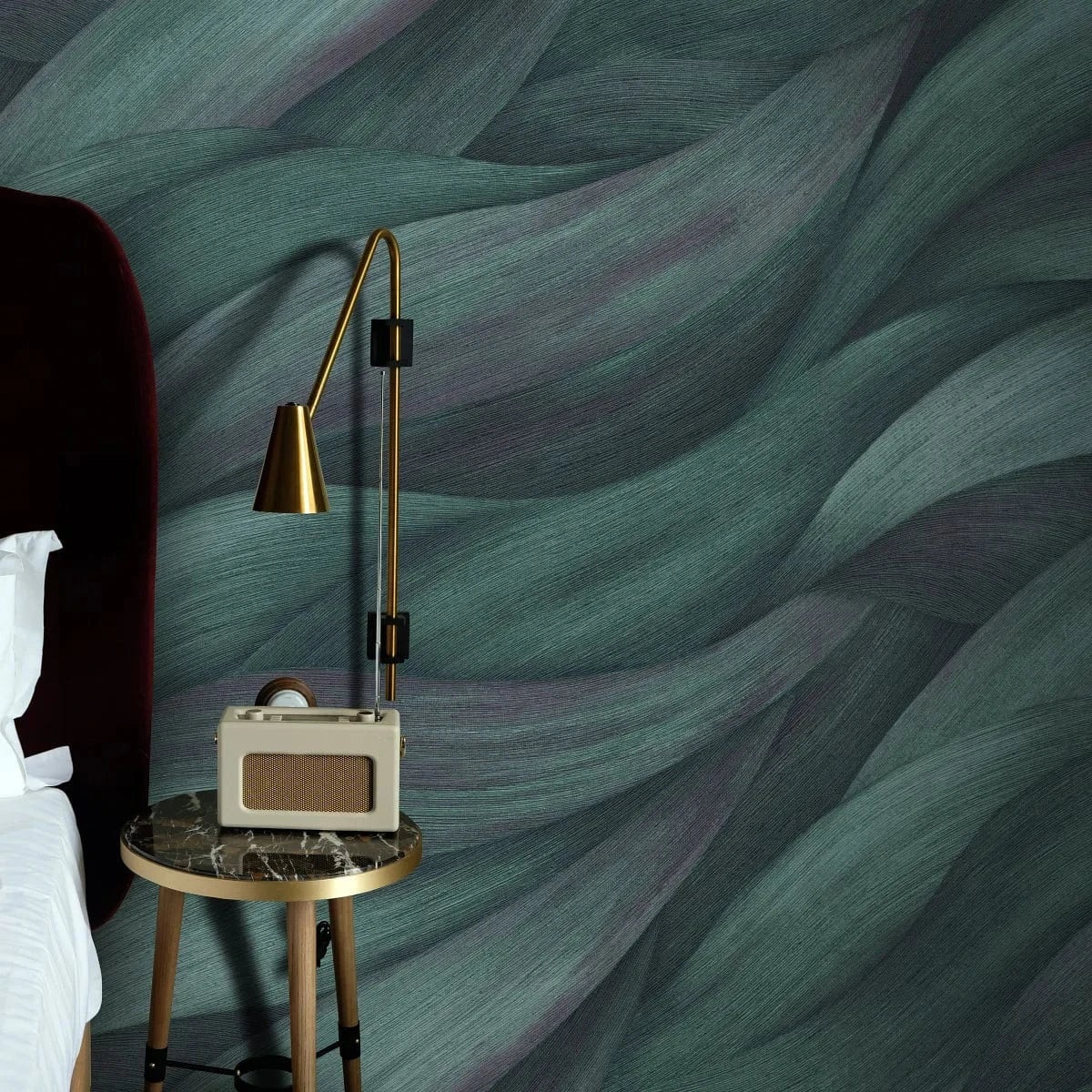 Zilās viļņveida tapetes elegantiem sienu akcentiem – iedvesma interjeram  