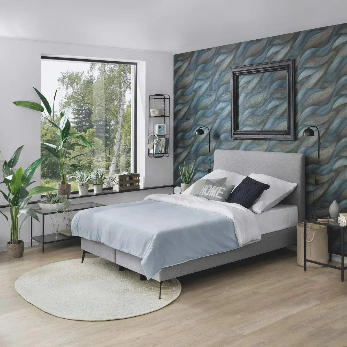 Zilas viļņveida tapetes – harmonijas un mierīguma sajūta istabā  