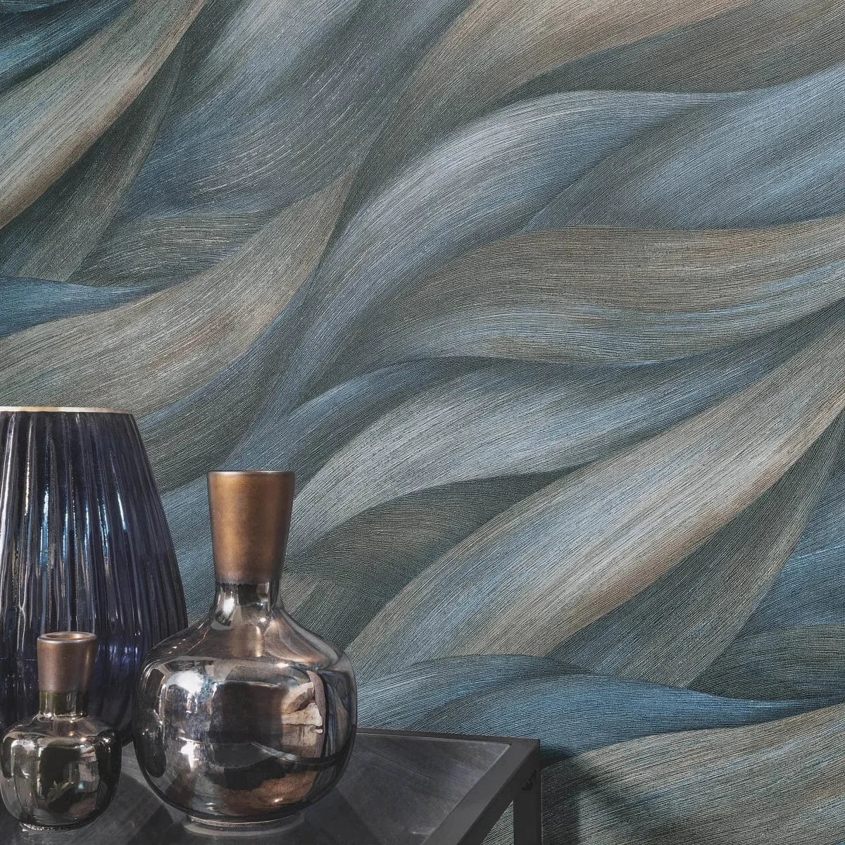 Zilas viļņveida tapetes – harmonijas un mierīguma sajūta istabā  