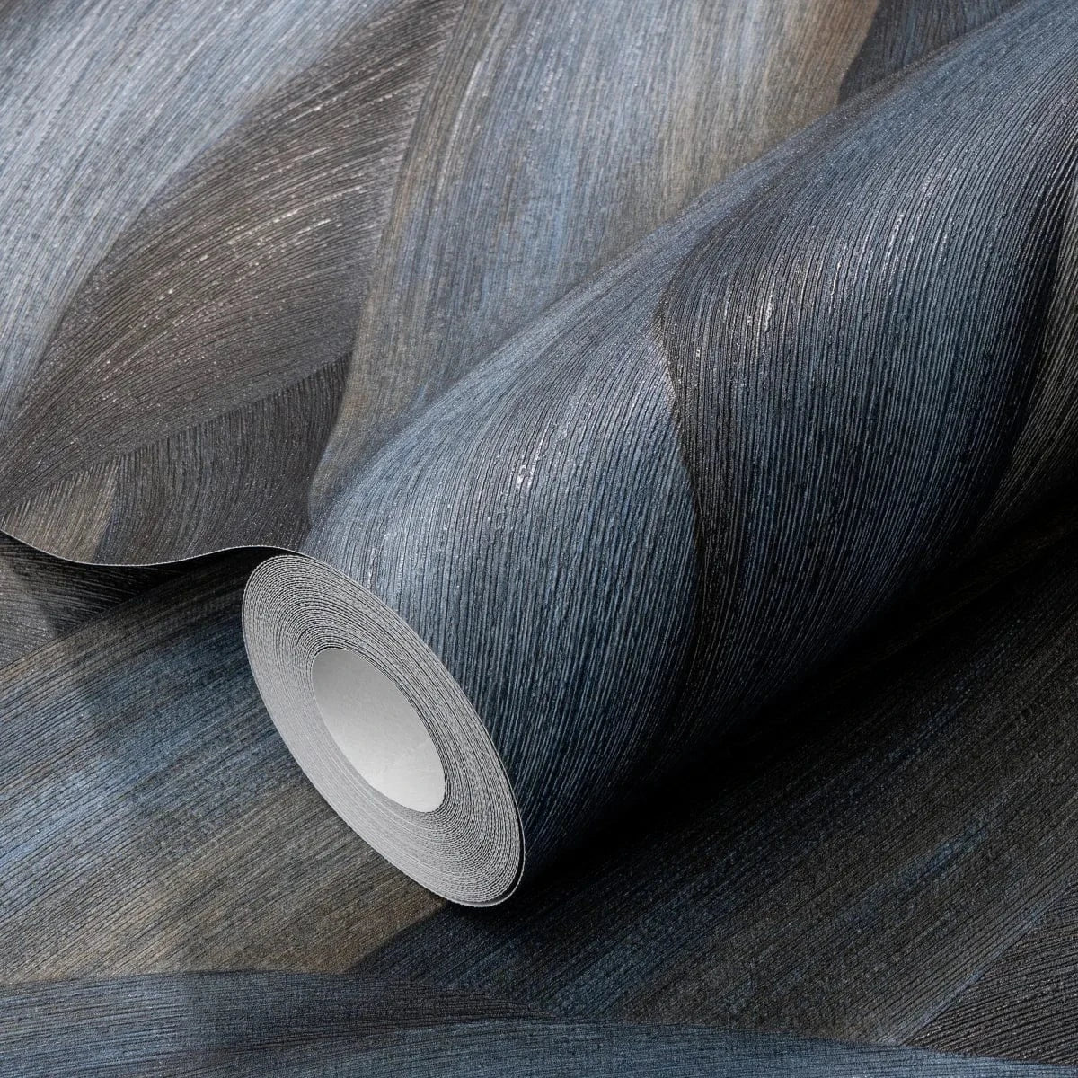 Zilas viļņveida tapetes – harmonijas un mierīguma sajūta istabā  