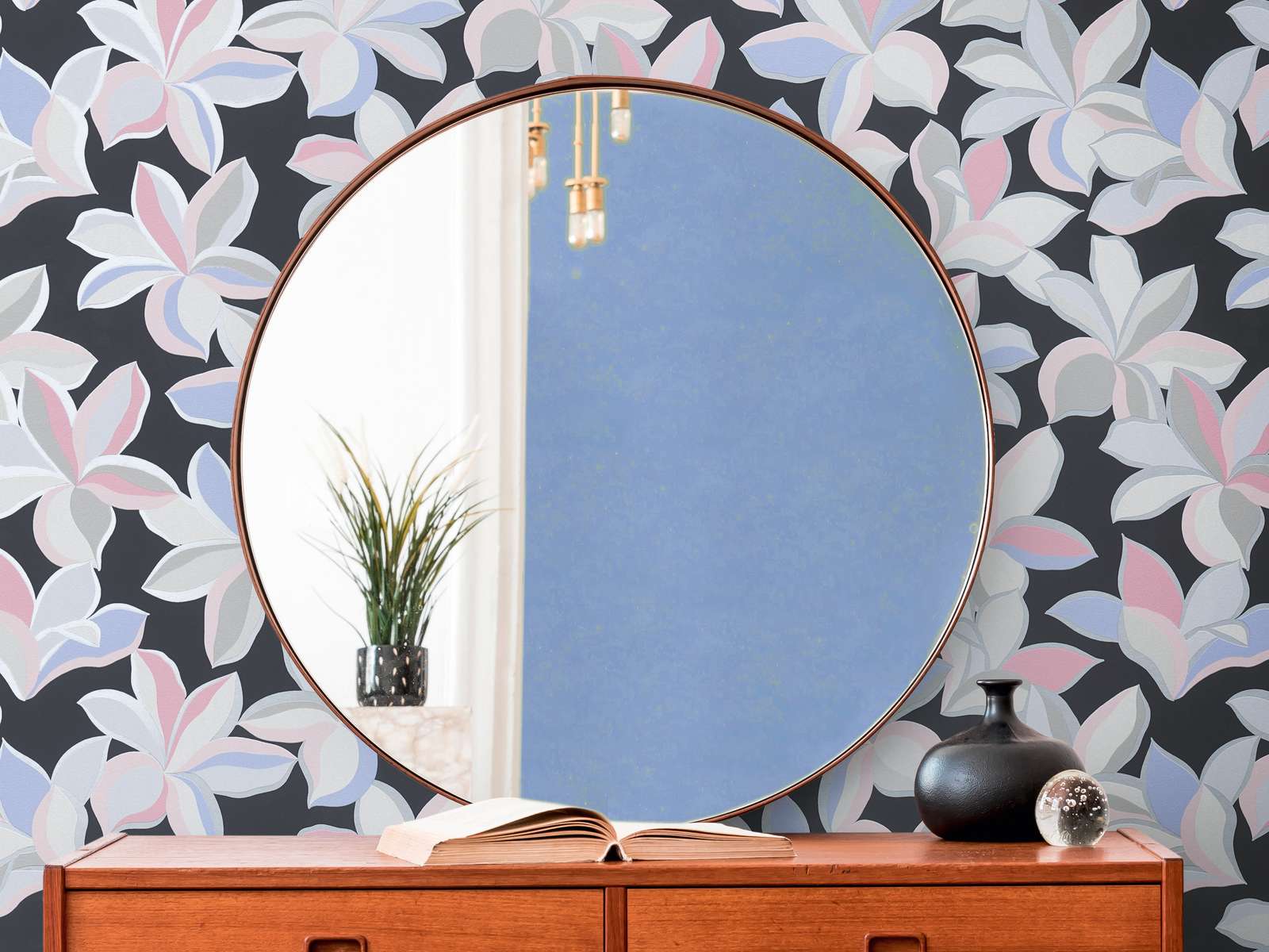 Ziedu raksta tapetes ar spīdumu un smalku faktūru - guļamistabas interjerā