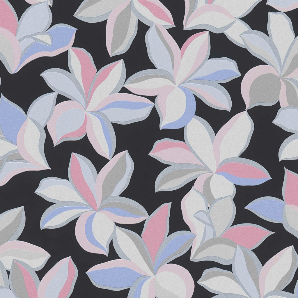 Ziedu raksta tapetes ar spīdumu un smalku faktūru - viesistabas interjerā