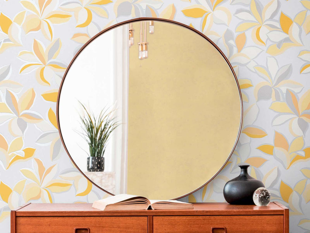 Ziedu tapetes dzeltenā un pelēkā krāsā ar spīduma efektu - guļamistabas interjerā