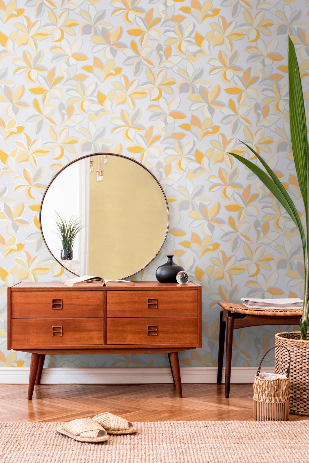 Ziedu tapetes dzeltenā un pelēkā krāsā ar spīduma efektu - istabas interjerā