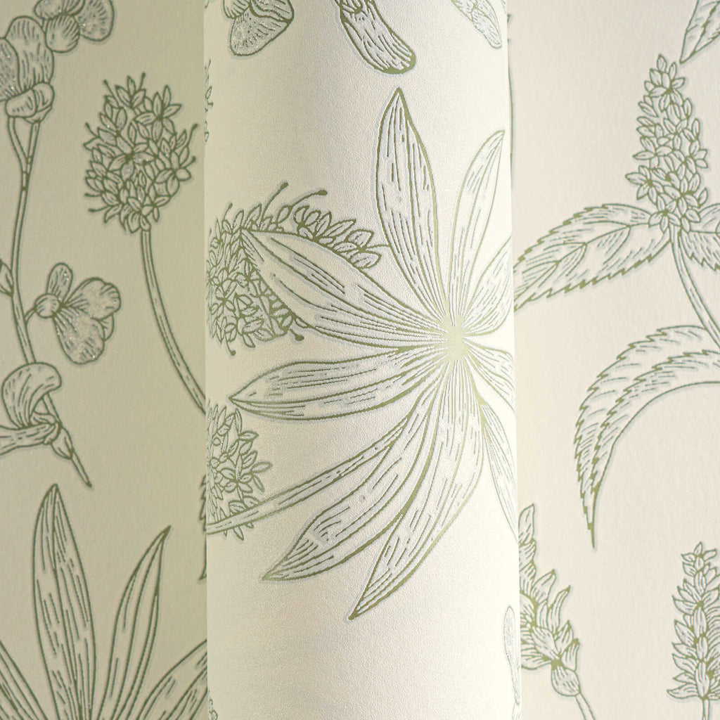 Romantiskas ziedu tapetes maigās krāsās sievišķīgai telpas noskaņai