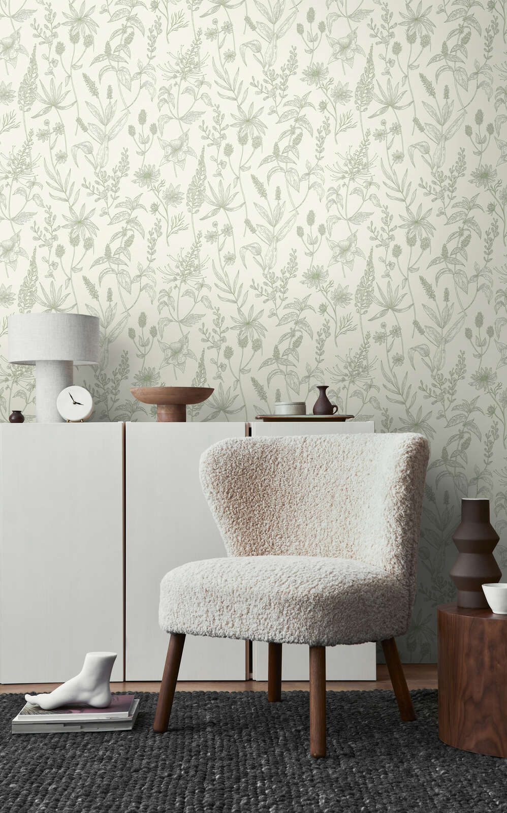 Romantiskas ziedu tapetes maigās krāsās sievišķīgai telpas noskaņai