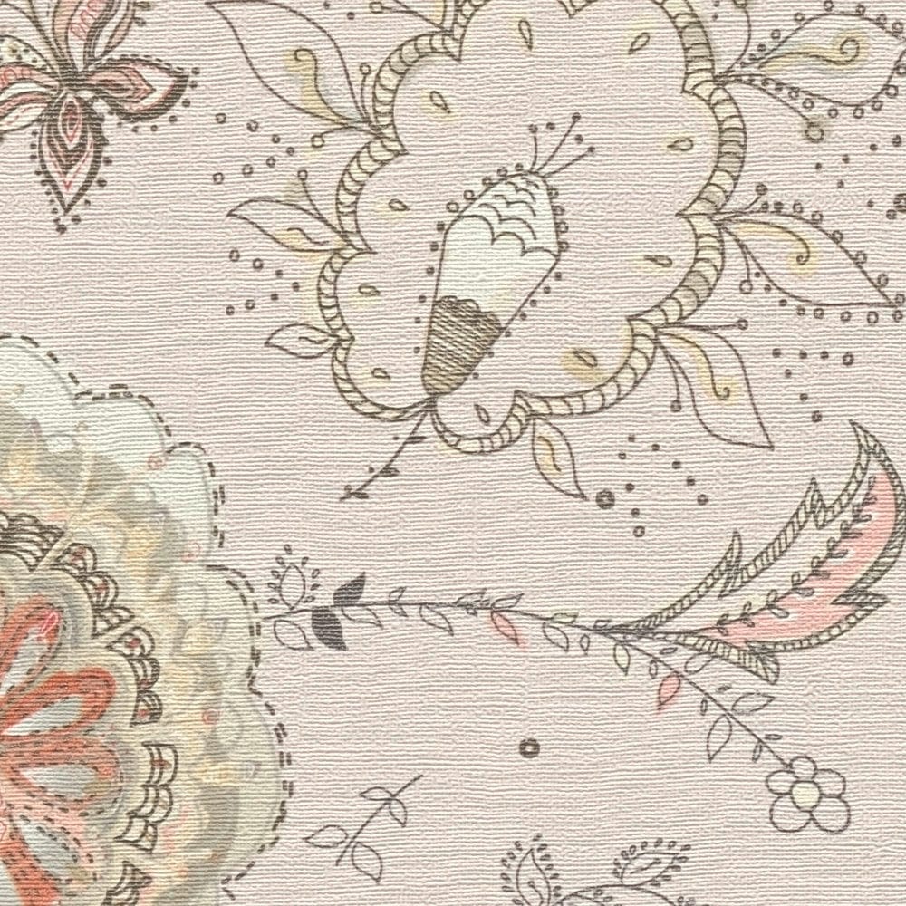 Tapetes ar siltu bēšo toņu ziedu rakstu - kombinācija ar mebelēm