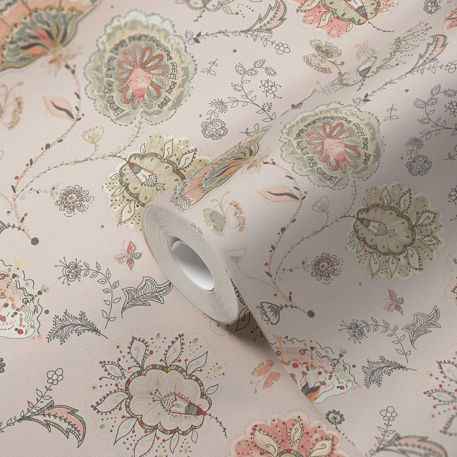 Tapetes ar siltu bēšo toņu ziedu rakstu - vizualizācija interjerā