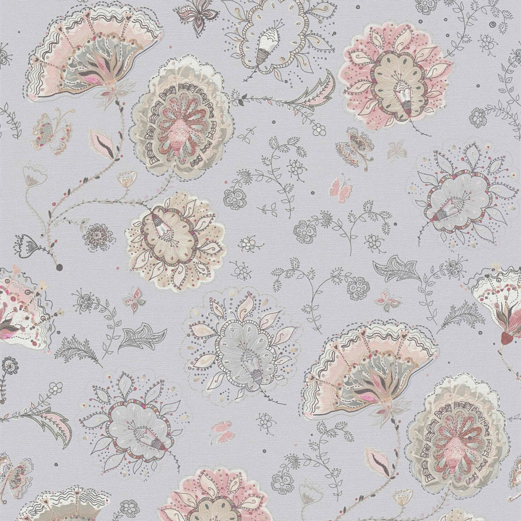 Gaiši pelēkas tapetes ar izteiktu krāsainu ziedu motīvu - guļamistabas interjerā