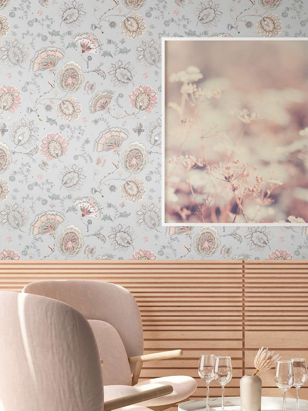 Gaiši pelēkas tapetes ar izteiktu krāsainu ziedu motīvu - idejas interjerām