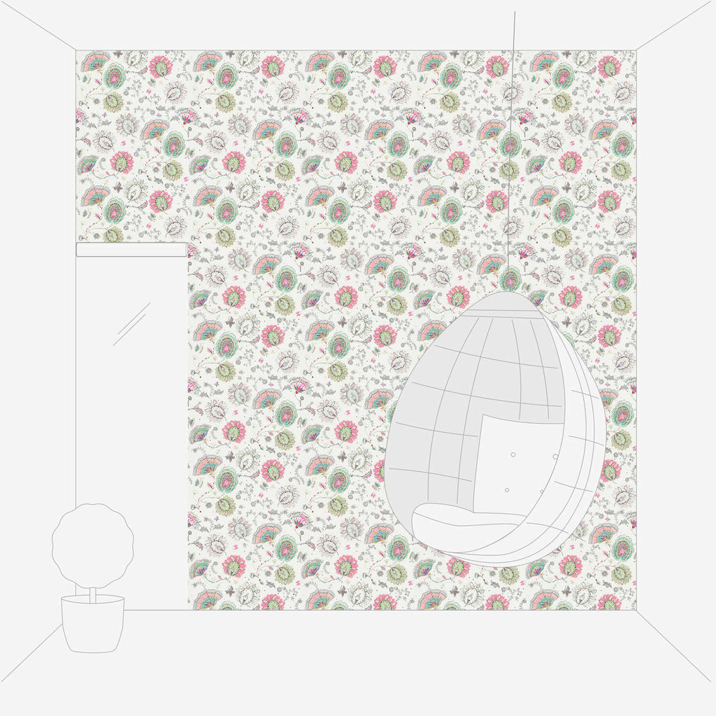 Ziedu tapetes krēmkrāsas, zaļos un rozā toņos ar spilgtu rakstu - viesistabas interjerā