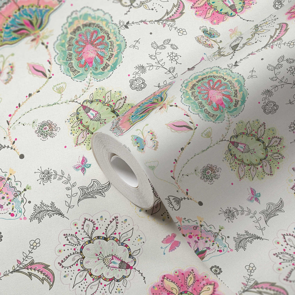 Ziedu tapetes krēmkrāsas, zaļos un rozā toņos ar spilgtu rakstu - kombinācija ar mebelēm